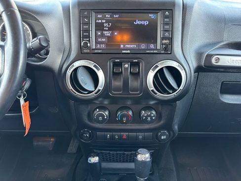 Used 2018 Jeep Wrangler Sahara w/ Connectivity Group AWD/4WD image 12