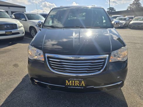 Used 2014 Chrysler Town & Country Touring-L w/ Driver Convenience Group image 7
