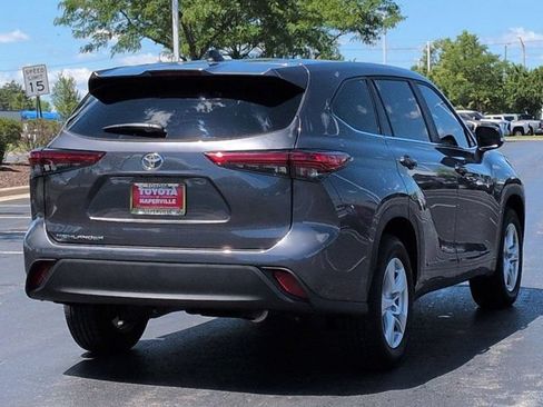 Used 2023 Toyota Highlander L FWD image 5