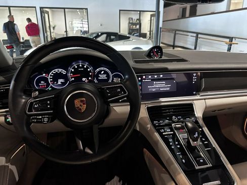 Used 2023 Porsche Panamera image 18