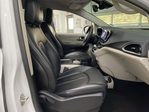 Used 2023 Chrysler Pacifica Touring-L image 19