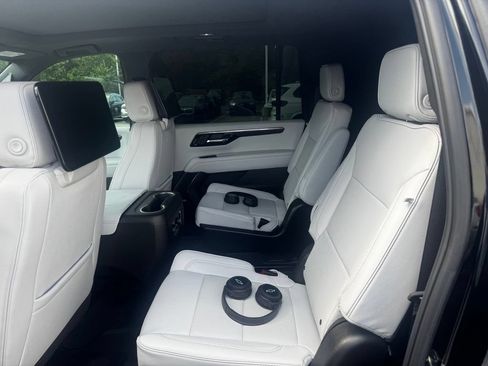 Used 2025 Chevrolet Suburban Premier AWD/4WD image 10