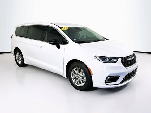 Used 2024 Chrysler Pacifica Touring-L image 24