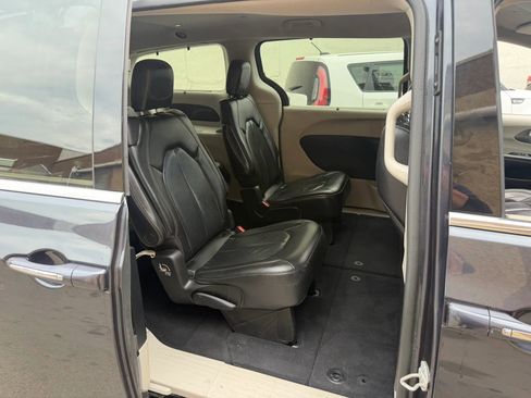 Used 2020 Chrysler Pacifica Touring-L FWD image 28
