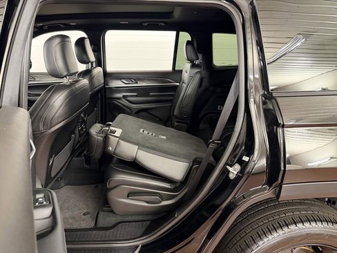 Used 2025 Jeep Grand Cherokee L Limited w/ Black Appearance Package image 31