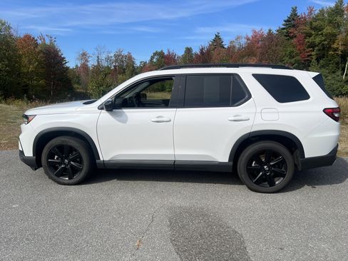 Used 2025 Honda Pilot Black Edition image 8