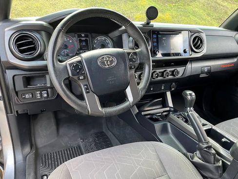 Used 2017 Toyota Tacoma TRD Off-Road image 10