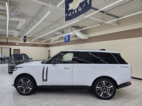 Used 2025 Land Rover Range Rover SE AWD/4WD image 9