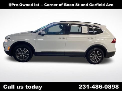 Used 2020 Volkswagen Tiguan SE w/ Panoramic Sunroof Package AWD/4WD image 2