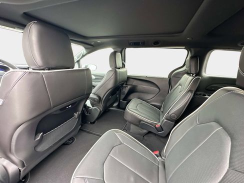 New 2026 Chrysler Pacifica Limited w/ S Appearance Package AWD/4WD image 18