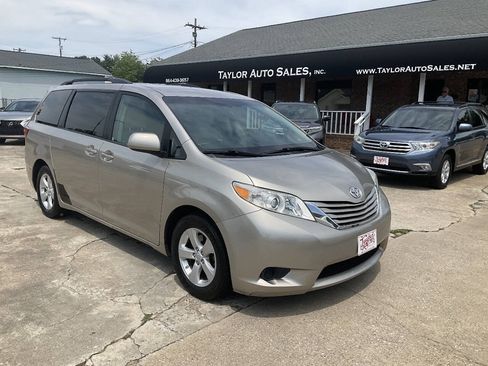 Used 2015 Toyota Sienna LE FWD image 1