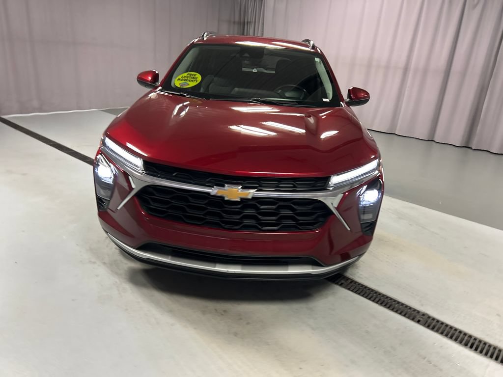 Used 2025 Chevrolet Trax LT w/ LT Convenience Package FWD image 2
