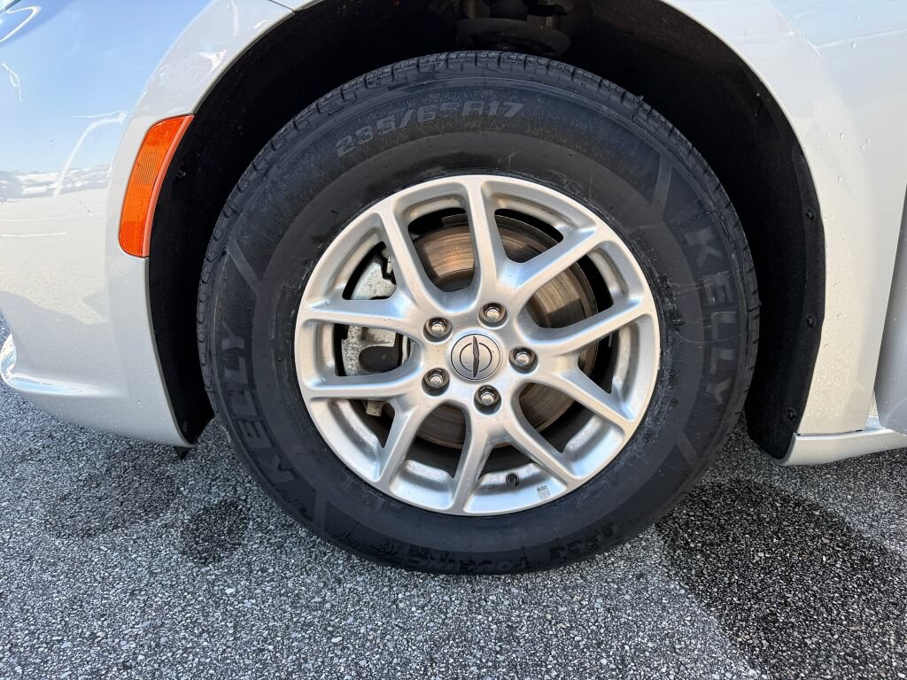 Used 2024 Chrysler Pacifica Touring-L FWD image 37