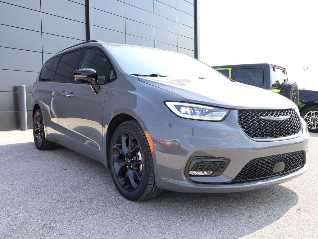 Used 2025 Chrysler Pacifica Limited FWD image 6