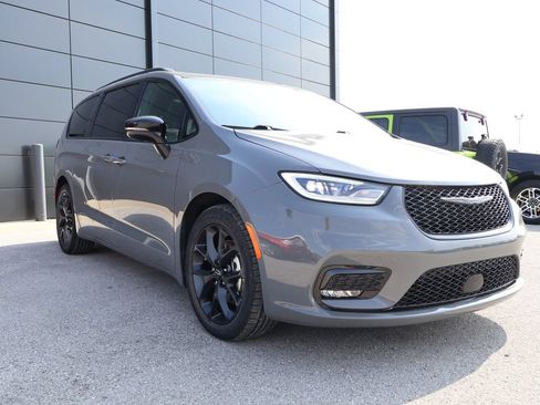 Used 2025 Chrysler Pacifica Limited FWD image 6