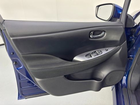 Used 2025 Nissan Leaf S image 34