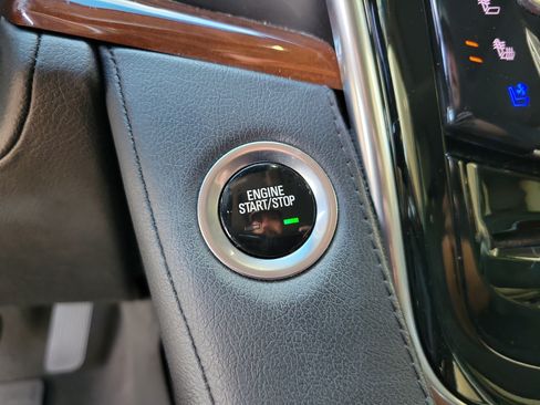 Used 2019 Cadillac Escalade ESV Luxury RWD image 18
