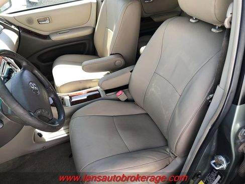 Used 2005 Toyota Highlander 2WD V6 w/ 3rd Row image 3