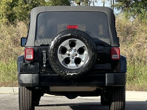 Used 2018 Jeep Wrangler Unlimited Sahara image 5