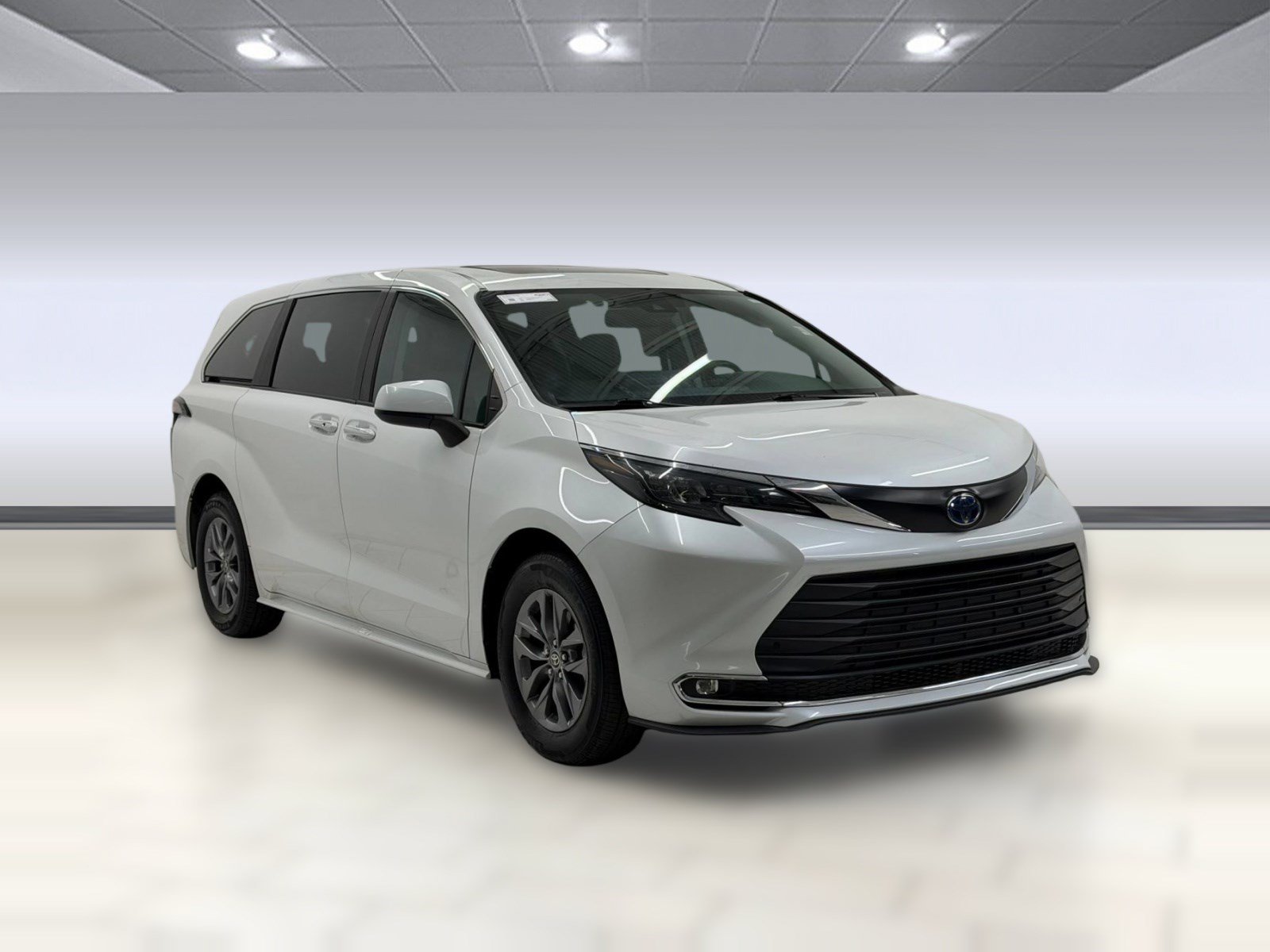 Used 2024 Toyota Sienna XLE FWD image 6