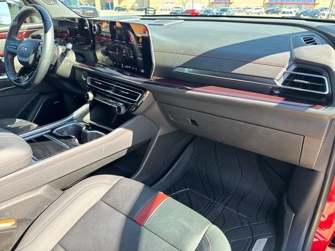 Used 2024 Chevrolet Traverse RS AWD/4WD image 45