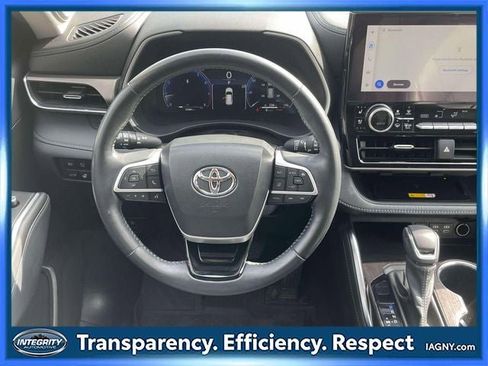 Used 2023 Toyota Highlander Limited image 14