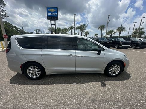 Used 2024 Chrysler Pacifica Touring-L FWD image 17
