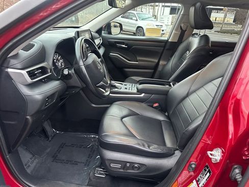 Used 2020 Toyota Highlander XLE image 29