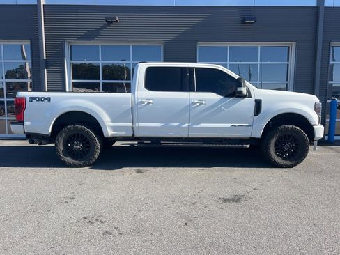 Used 2022 Ford F250 Lariat w/ Black Appearance Package image 4