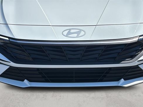 Certified 2025 Hyundai Elantra SE FWD image 9