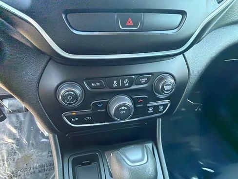 Used 2020 Jeep Cherokee Latitude FWD image 28