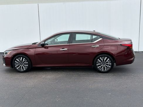 Used 2025 Nissan Altima 2.5 SV FWD image 2