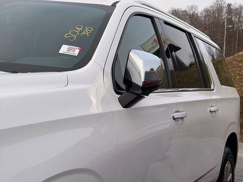 Used 2023 Chevrolet Suburban Premier image 27