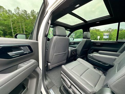 Used 2025 Chevrolet Suburban Z71 w/ Z71 Off-Road Package AWD/4WD image 17