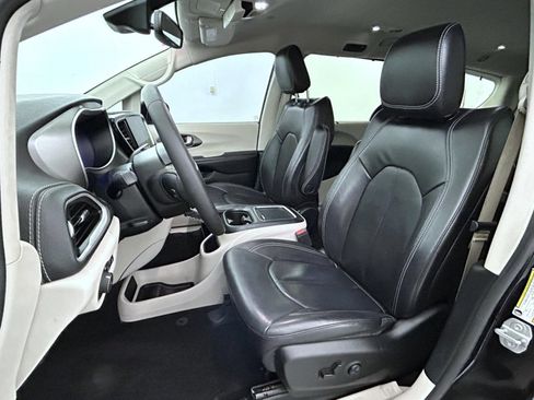 Used 2022 Chrysler Pacifica Touring-L FWD image 10