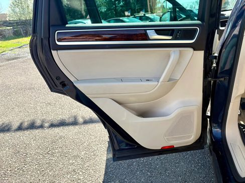 Used 2012 Volkswagen Touareg TDI image 12