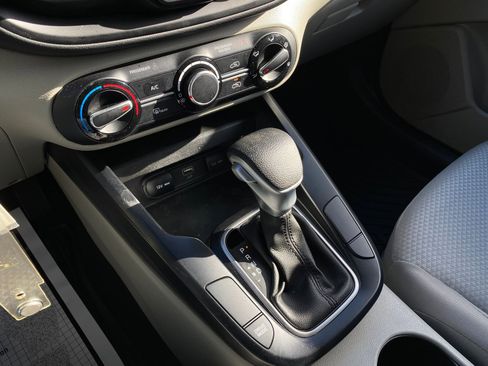 Used 2025 Kia Soul LX image 16