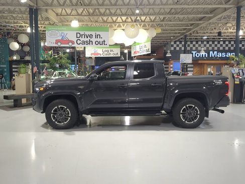 Used 2024 Toyota Tacoma TRD Sport w/ TRD Sport Premium Package AWD/4WD image 11