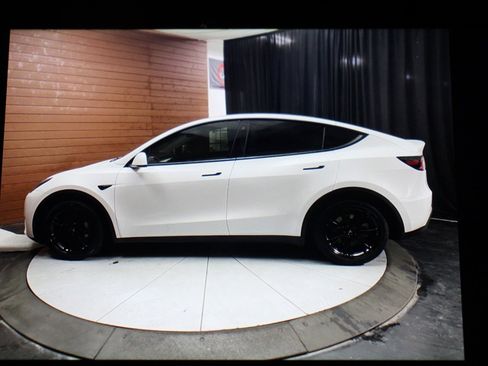 Used 2021 Tesla Model Y Long Range image 15