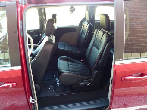 Used 2014 Chrysler Town & Country Touring image 33