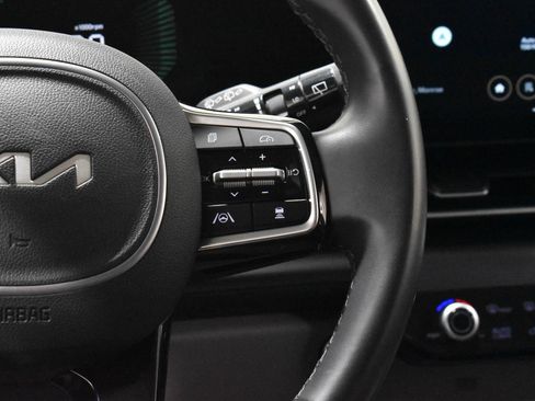 Used 2025 Kia Carnival FWD image 13