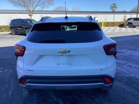 Used 2025 Chevrolet Trax LT w/ LT Convenience Package image 2