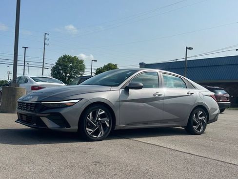Used 2024 Hyundai Elantra SEL w/ Convenience Package FWD image 4