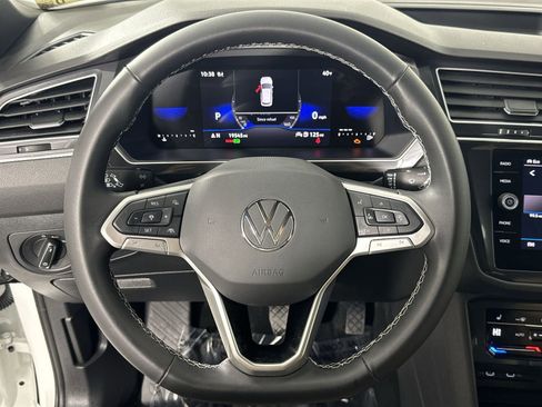 Used 2024 Volkswagen Tiguan SE AWD/4WD image 11