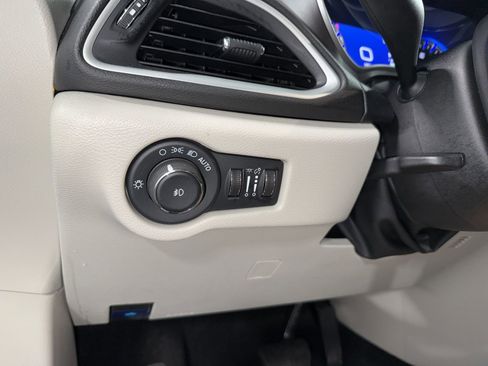 Used 2024 Chrysler Pacifica Touring-L image 32