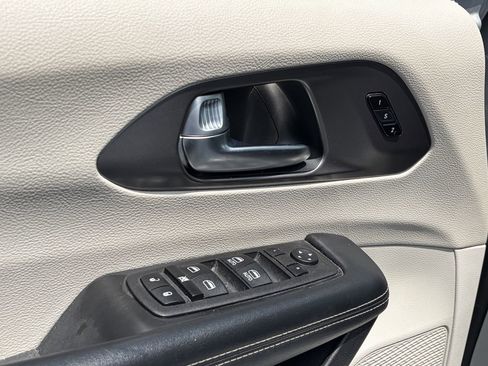 Used 2023 Chrysler Pacifica Touring-L FWD image 23