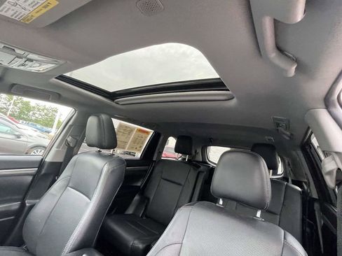 Used 2019 Toyota Highlander Limited FWD image 24