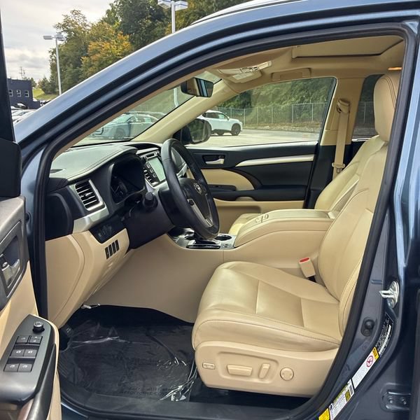 Used 2019 Toyota Highlander XLE w/ Carpet Mat Package (TMS) AWD/4WD image 3
