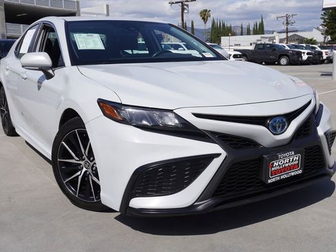 Used 2022 Toyota Camry SE w/ Audio Upgrade Package FWD image 2