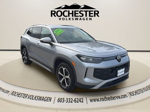 Used 2025 Volkswagen Tiguan SE w/ Panoramic Sunroof Package AWD/4WD image 8